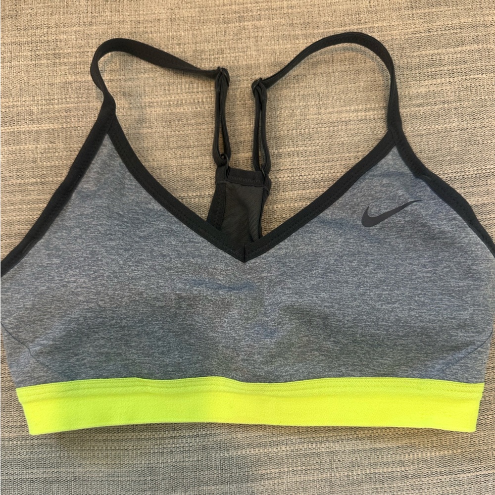 (4) Nike sports bras - Picture 4 of 14